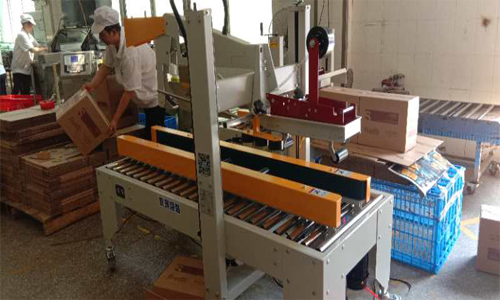 客户案例自动折盖封箱机